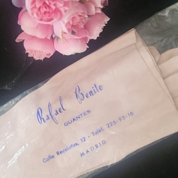 Prestine Vintage "Opera 22- Opera Length Gloves. - Picture 2 of 9